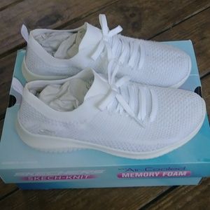 NWT. Womens Air Cooled memory foam Sketchers